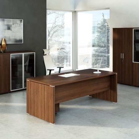 Bureau de direction épuré en bois foncé avec chaise de bureau blanche et noire 