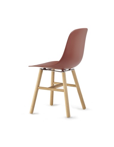 	Chaise élégante pieds bois naturel - dos de la chaise en rouge coque en plastique confortable et design