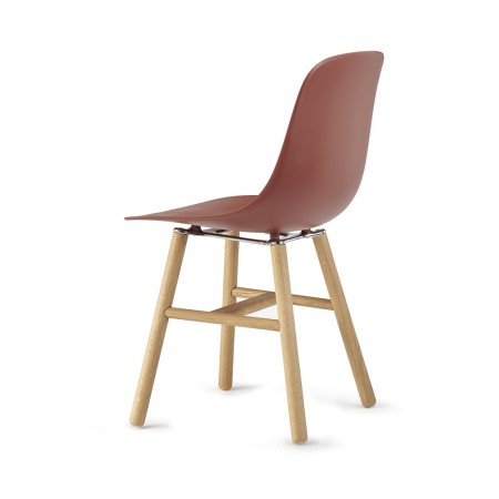 	Chaise élégante pieds bois naturel - dos de la chaise en rouge coque en plastique confortable et design