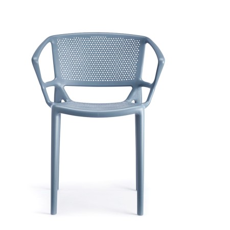 Chaise en plastique bleu au style mesh - ambiance extérieure moderne