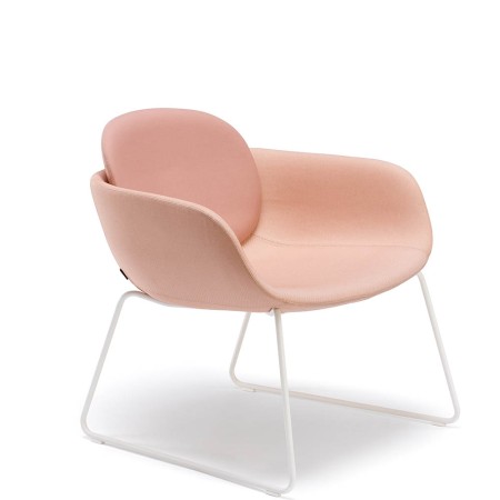 Chaise PEB fauteuil lounge en tissu rose et pieds traîneau en acier