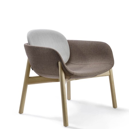Fauteuil Peb Low Back bicolore brun et gris clair avec piètement en bois naturel