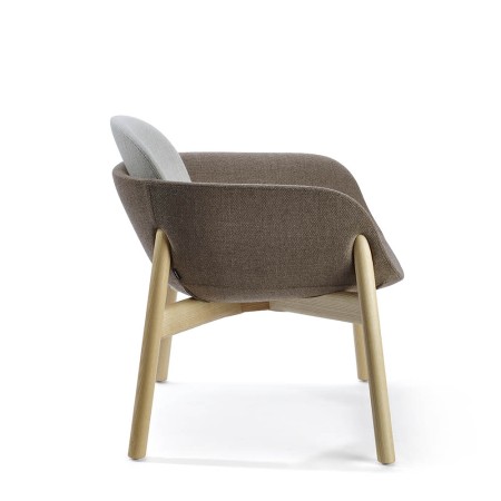 Fauteuil PEB dossier bas et confortable - pieds en bois - ambiance chaleureuse