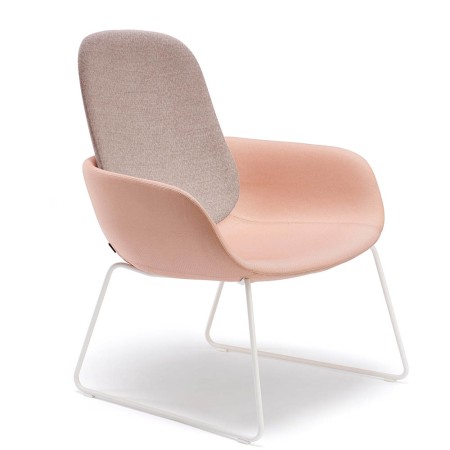 Fauteuil Peb Sled High Back bicolore tissu beige et rose, pieds traîneau blanc