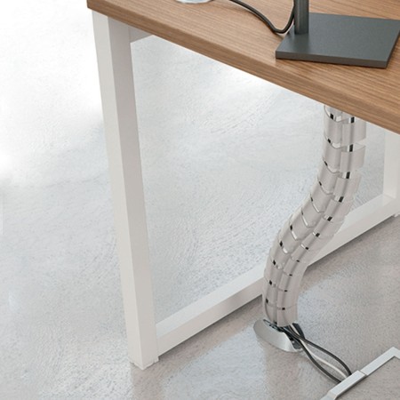 Guide-câbles articulé vertical type vertèbre installé sous un bureau