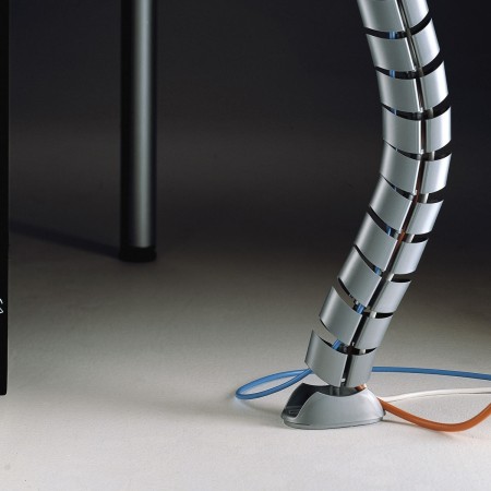 Guide-câbles articulé vertical type vertèbre installé sous un bureau 2