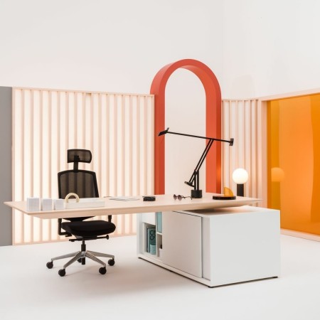 Bureau de direction assis-debout Gravity avec plateau noyer et base monobloc anthracite 2