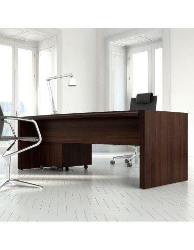 Bureau de direction en bois foncé avec chaise de bureau noire sur roulettes