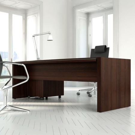 Bureau de direction en bois foncé avec chaise de bureau noire sur roulettes