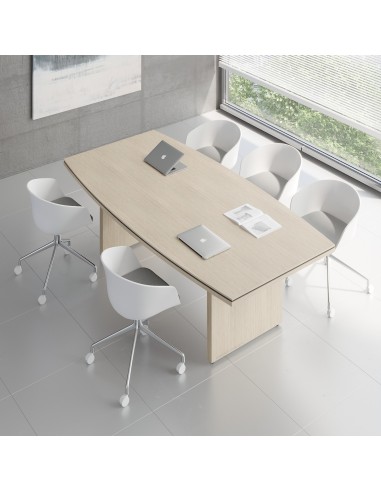 Grande table de conférence en bois clair avec sièges blancs sur roulettes