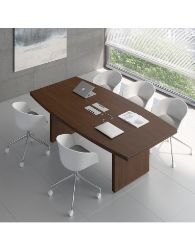 Grande table de conférence en bois foncé avec sièges blancs sur roulettes