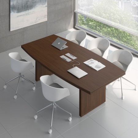 Grande table de conférence en bois foncé avec sièges blancs sur roulettes