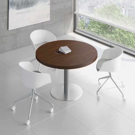 Petite table ronde de réunion avec sièges blancs sur roulettes