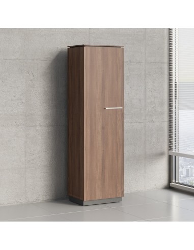 Armoire devant un mur gris