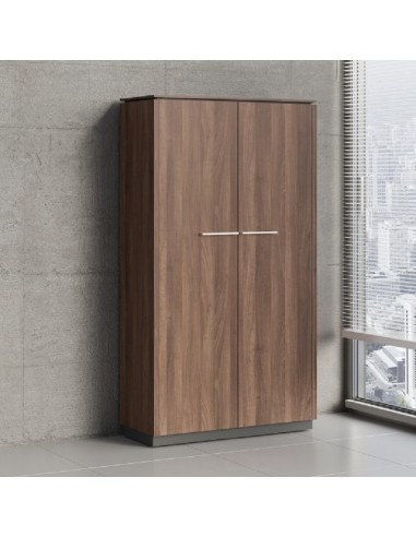 Armoire vestiaire à portes battantes devant un mur gris