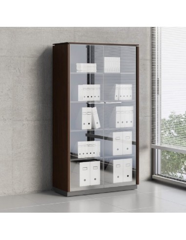 Armoire portes vitrées avec éléments de rangement à l'intérieur devant un mur gris