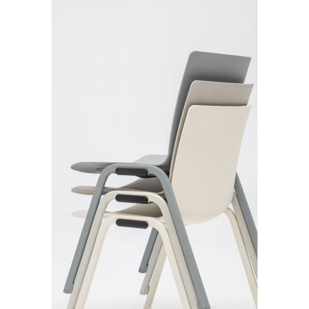 Chaise empilable avec ou sans accoudoirs