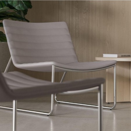 Fauteuil lounge Vegas gris clair dans un espace d’accueil chaleureux – Vegas