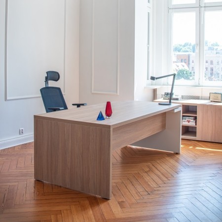 Bureau contemporain de direction avec siège bleu dans pièce lumineuse