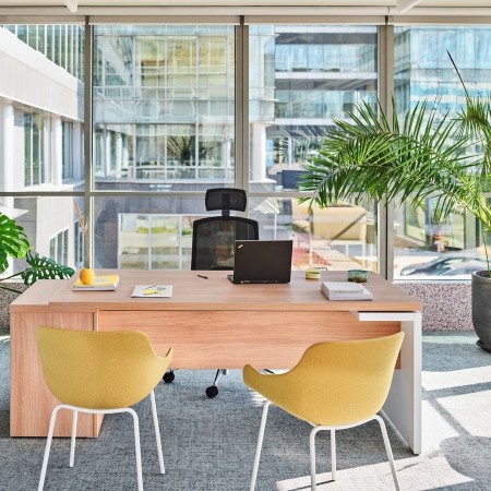 Bureau de direction dans pièce lumineuse