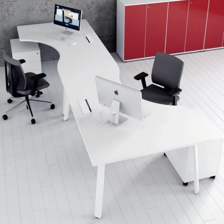 Bureaux côte à côte dans espace de travail partagé