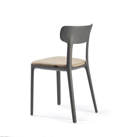 Mobilier extérieur design – chaise en fibre de verre et plastique recyclé