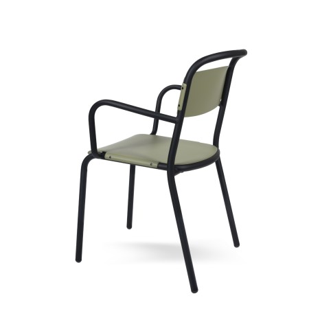 Chaise Skol – accoudoirs et empilabilité pour intérieur contemporain
