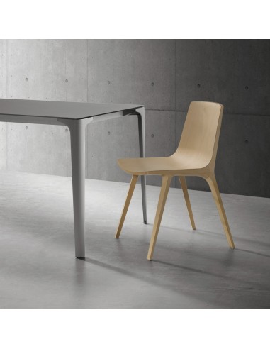 Chaise en bois clair sur fond sobre design SEAME 4 pieds