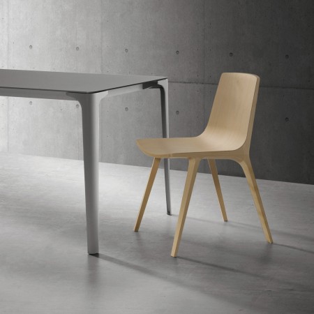 Chaise en bois clair sur fond sobre design SEAME 4 pieds