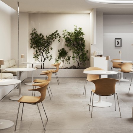 Chaises design en bois courbé et pieds en acier dans une salle de pause