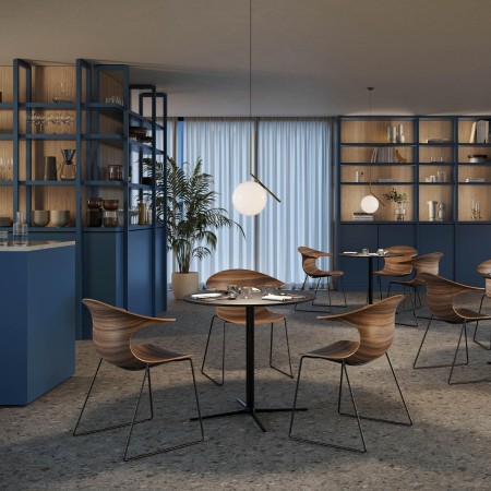 Chaises design en bois courbé et pieds en acier dans une salle de réunion