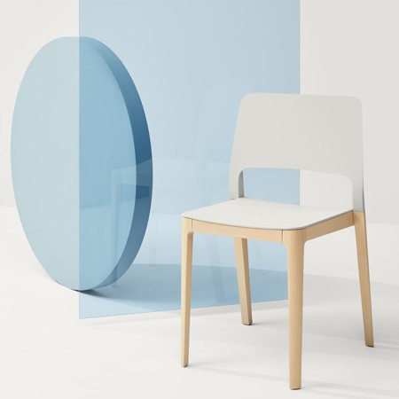 Chaise blanche moderne Settesusette avec pieds en bois de hêtre naturel