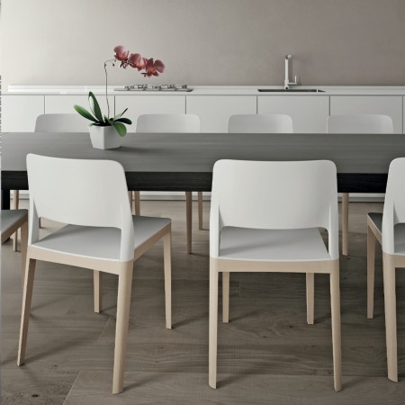 Chaise design Settesusette avec pieds en bois de hêtre et plastique vert 2