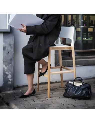 Tabouret de cuisine design Settesusette en bois clair et assise blanche dans la rue