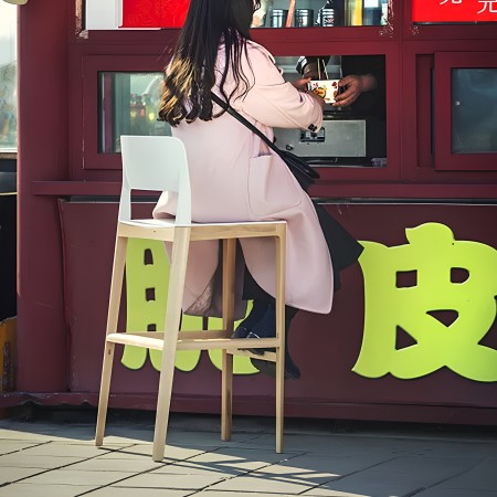 Tabouret de bar design Settesusette en bois clair et assise blanche 2