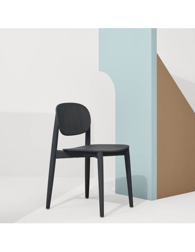 	Chaise simple et noire en bois teinté ambiance moderne - modèle Harmo