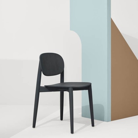 	Chaise simple et noire en bois teinté ambiance moderne - modèle Harmo