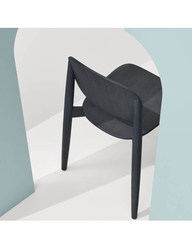 Détail de l'assise en contreplaqué de la chaise Harmo noir