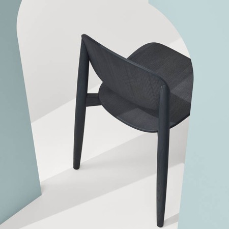 Détail de l'assise en contreplaqué de la chaise Harmo noir