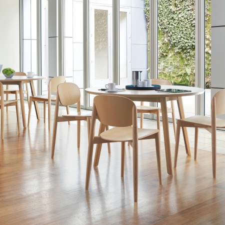 Ensemble de chaises Harmo en différentes finitions dans une salle de pause