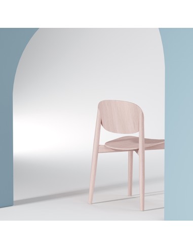 Vue arrière de la chaise Harmo montrant le design du dossier rose