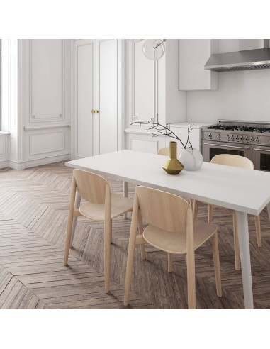 chaise harmo en hêtre dans une salle à manger