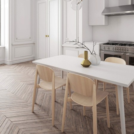 chaise harmo en hêtre dans une salle à manger