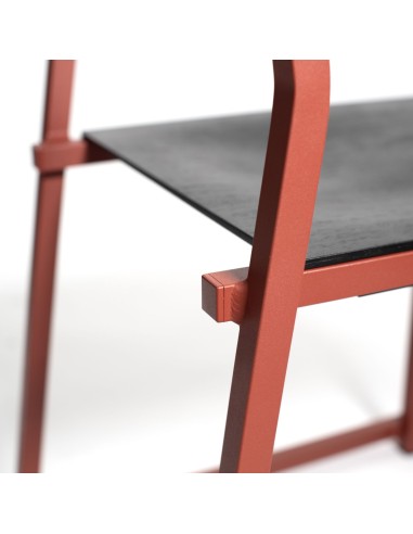 Chaise GT01 – Alliance du métal robuste et du bois chaleureux pour une chaise empilable élégante