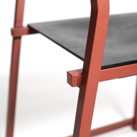 Chaise GT01 – Alliance du métal robuste et du bois chaleureux pour une chaise empilable élégante