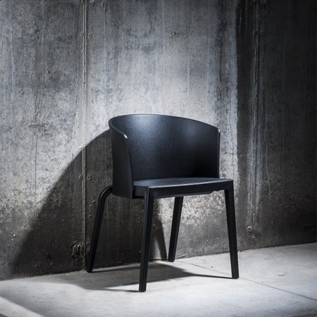 Chaise noire en plastique au style industriel - BI