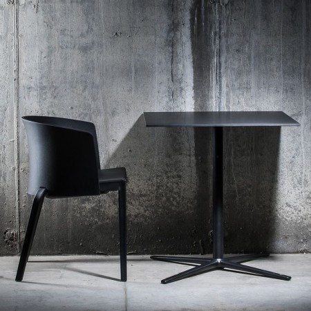 Chaise BI et table noires au design minimaliste dans un décor industriel