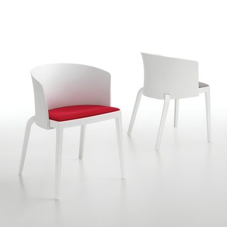 Chaises blanches au design épuré avec assise rembourrée rouge sur fond blanc