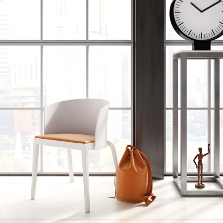 Chaise BI blanche avec assise orange dans un intérieur moderne et lumineux