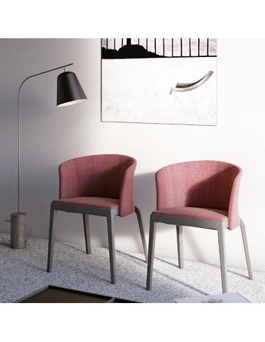 	Chaises BI modernes avec assise et dossier rembourrés en tissu rose, dans un intérieur contemporain